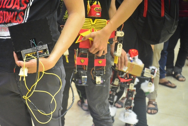 soi dong cuoc thi dancing robot tai dh su pham ky thuat tp hcm