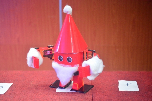 soi dong cuoc thi dancing robot tai dh su pham ky thuat tp hcm