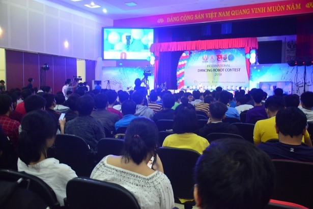Sôi động cuộc thi ‘Dancing Robot’ tại ĐH Sư phạm Kỹ thuật TP HCM soi dong cuoc thi dancing robot tai dh su pham ky thuat tp hcm