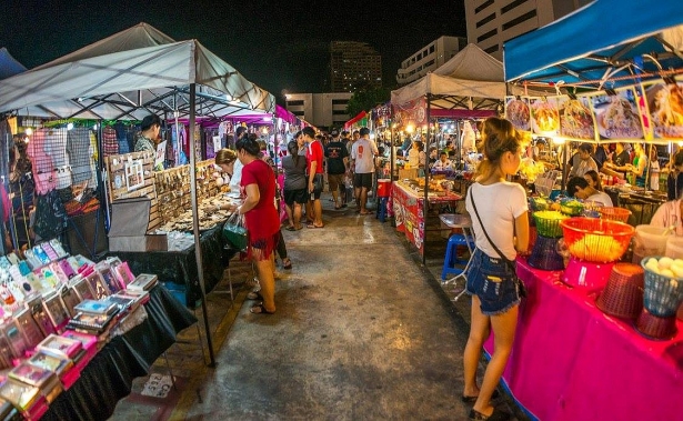 ruc ro sac mau cho dem bangkok