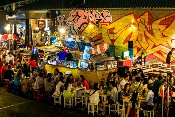 ruc ro sac mau cho dem bangkok