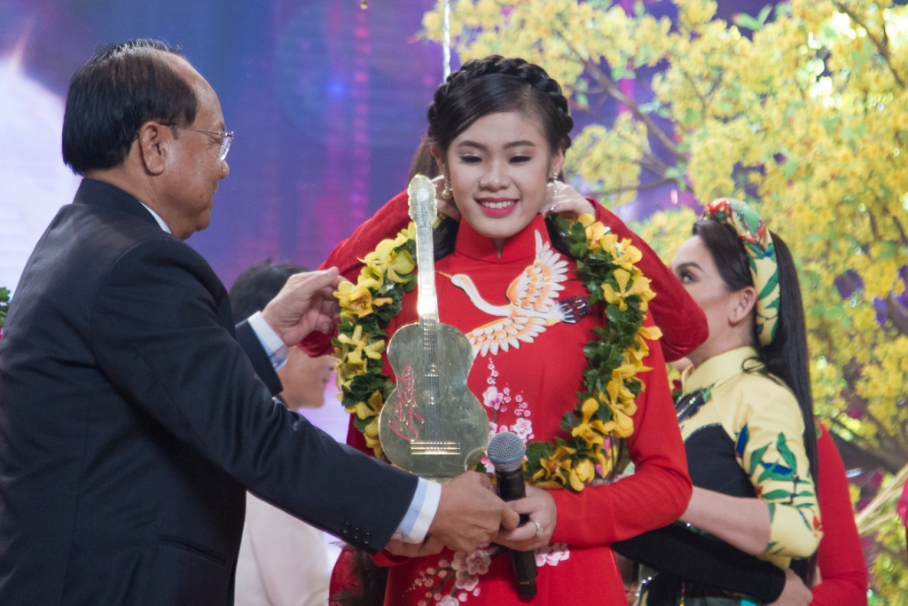 nu sinh 14 tuoi tro thanh quan quan solo cung bolero 2016