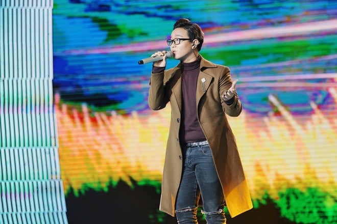 cao ba hung gay tranh cai khi len ngoi quan quan sing my song