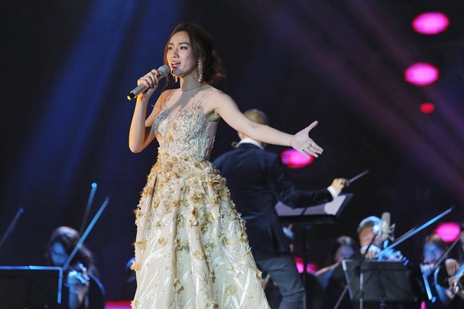 cao ba hung gay tranh cai khi len ngoi quan quan sing my song
