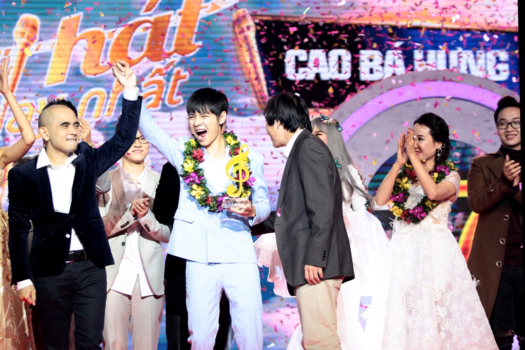 cao ba hung gay tranh cai khi len ngoi quan quan sing my song