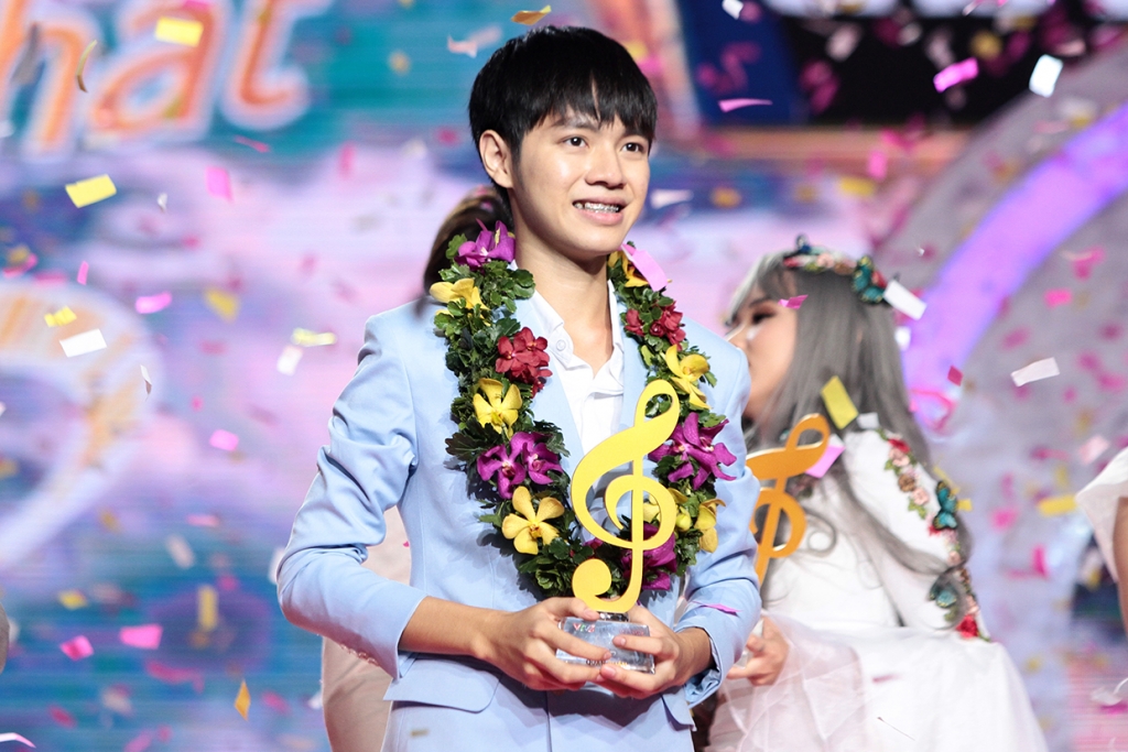 cao ba hung gay tranh cai khi len ngoi quan quan sing my song