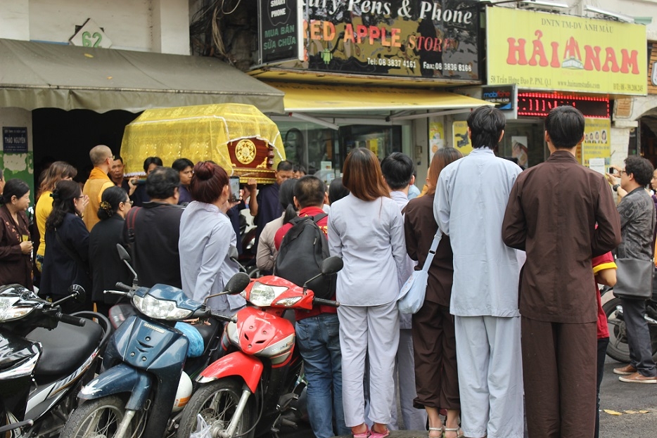 nghe si dieu hien xot xa tien dua ban than nghe si ut bach lan