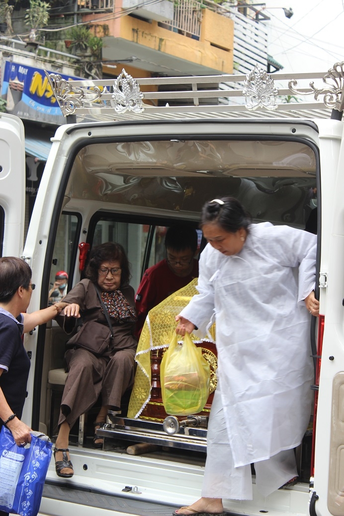nghe si dieu hien xot xa tien dua ban than nghe si ut bach lan