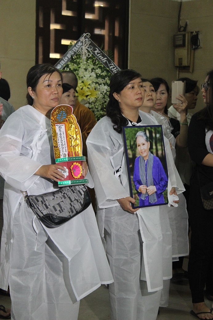nghe si dieu hien xot xa tien dua ban than nghe si ut bach lan