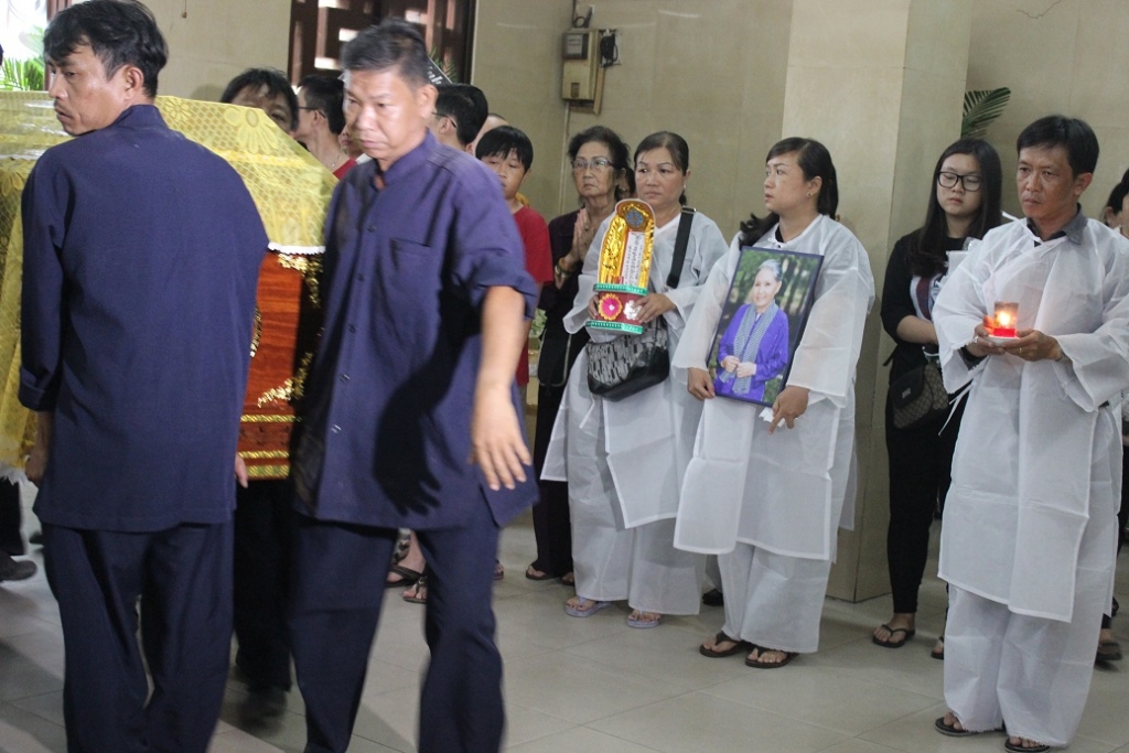 nghe si dieu hien xot xa tien dua ban than nghe si ut bach lan