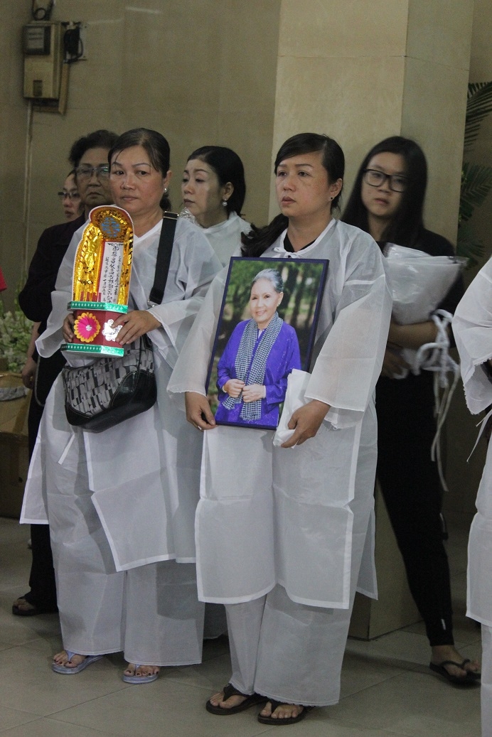 con gai ut bach lan ma dau nhung co giau den khi ra di