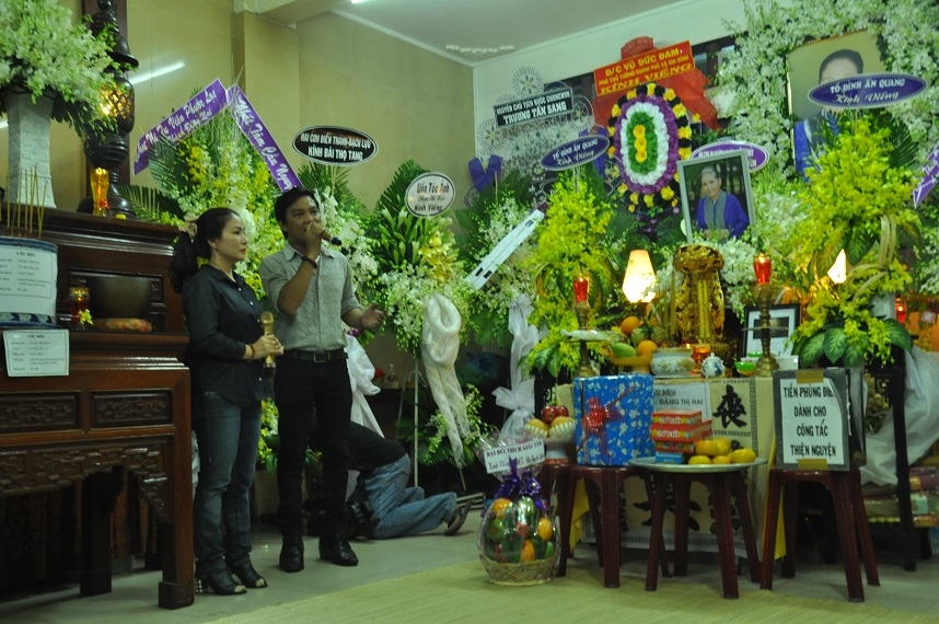 nghe si nghen ngao hat tien biet ut bach lan o dem cuoi