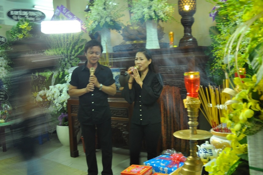 nghe si nghen ngao hat tien biet ut bach lan o dem cuoi