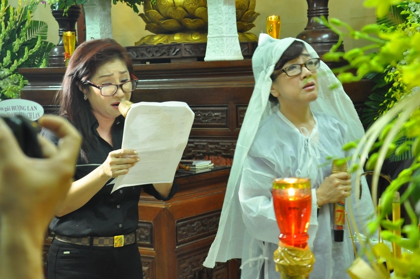nghe si nghen ngao hat tien biet ut bach lan o dem cuoi