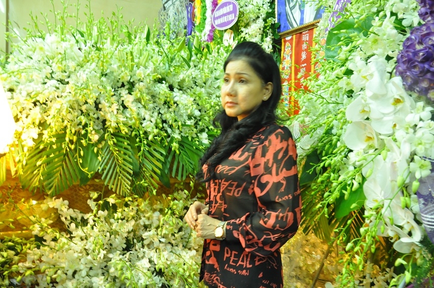 nghe si nghen ngao hat tien biet ut bach lan o dem cuoi