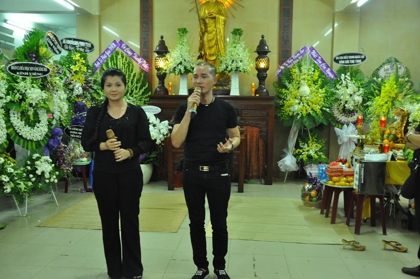 nghe si nghen ngao hat tien biet ut bach lan o dem cuoi