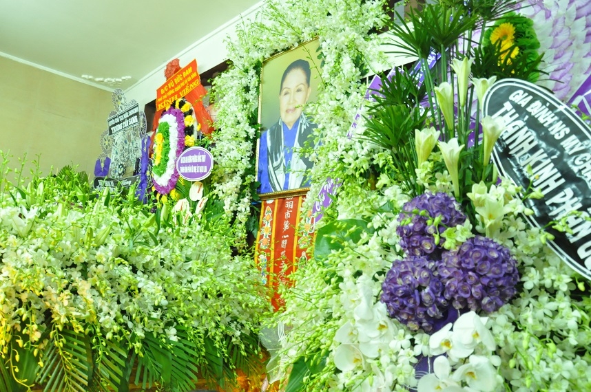 nghe si nghen ngao hat tien biet ut bach lan o dem cuoi