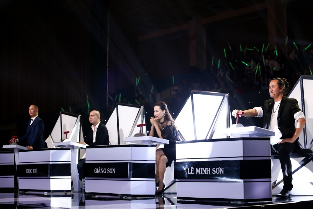 Bất ngờ với màn ‘bung lụa’ trên sân khấu Sing My Song của HLV Lê Minh Sơn
