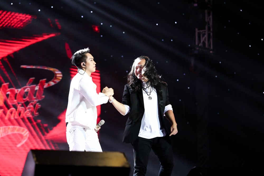 Bất ngờ với màn ‘bung lụa’ trên sân khấu Sing My Song của HLV Lê Minh Sơn