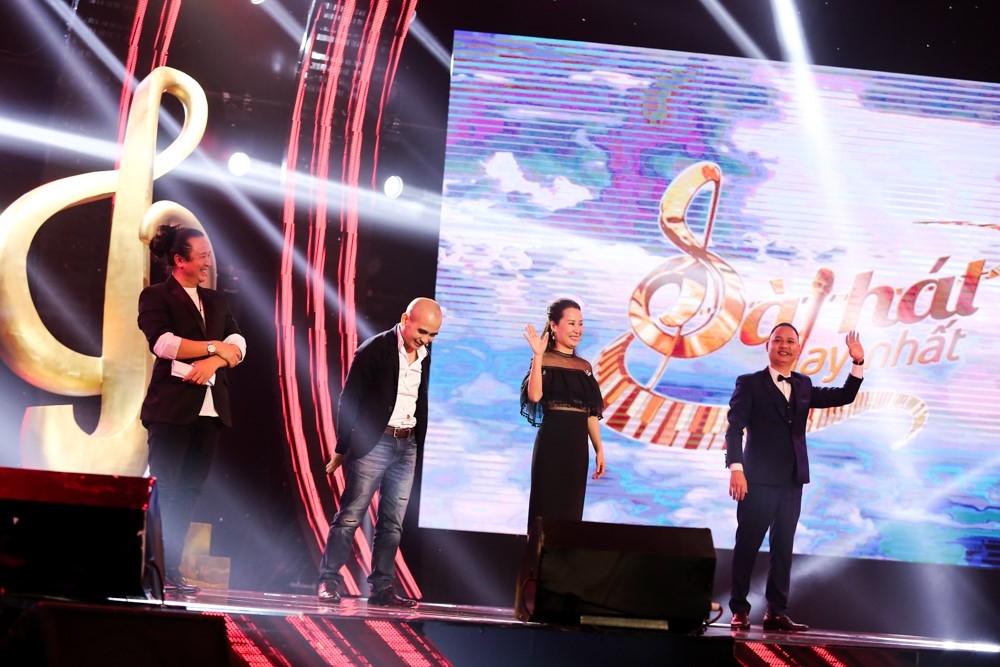 Bất ngờ với màn ‘bung lụa’ trên sân khấu Sing My Song của HLV Lê Minh Sơn