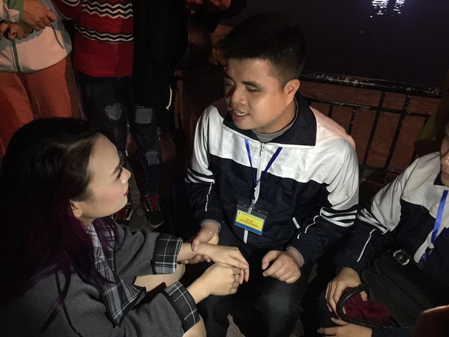 bat ngo voi hanh dong dep cua ca si my tam trong dem giang sinh