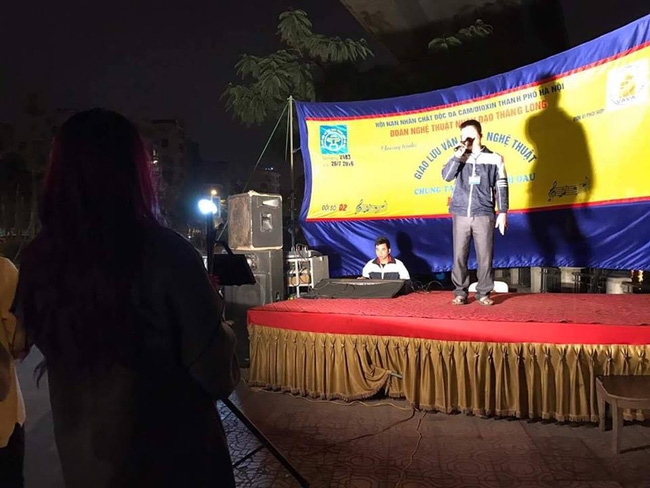 bat ngo voi hanh dong dep cua ca si my tam trong dem giang sinh