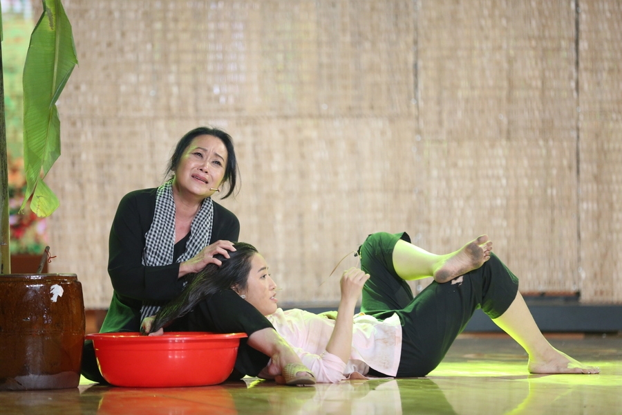 hoai linh xuc dong khi nghe si cai luong thanh hang xuat hien o cuoi xuyen viet
