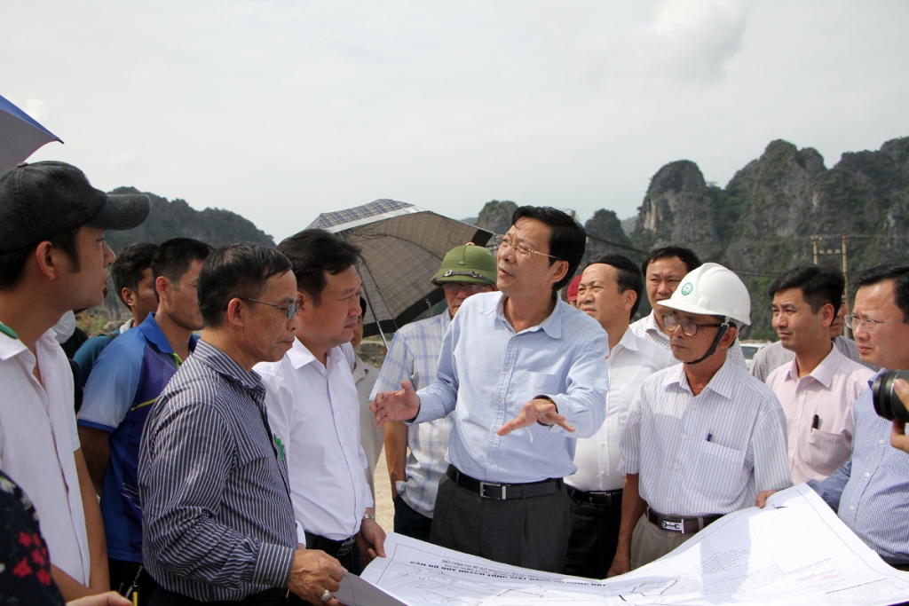 quang ninh bi thu tinh chi dao tam dung giao dich dat dai tai van don