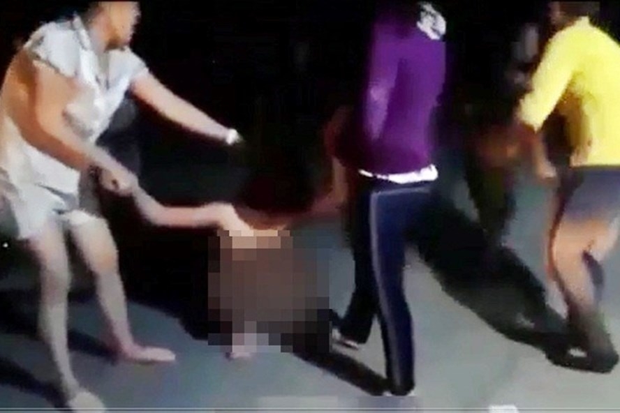 vu danh ghen quay clip tung len mang them 2 doi tuong bi tam giu hinh su