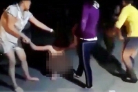 dien bien moi vu co gai bi danh ghen lot ao loi ra duong