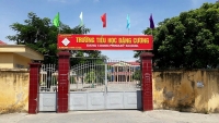 hieu truong bi cach chuc vi tu y tuyen dung con gai