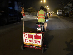 Người đàn ông đều đặn đi hút đinh từ 4h sáng ở Sài Gòn