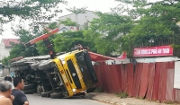 xe can cau do sap chan ngang dai lo pham van dong