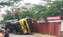 Vừa 'thoát' đình chỉ vì chết người, công trường lại sập cần cẩu