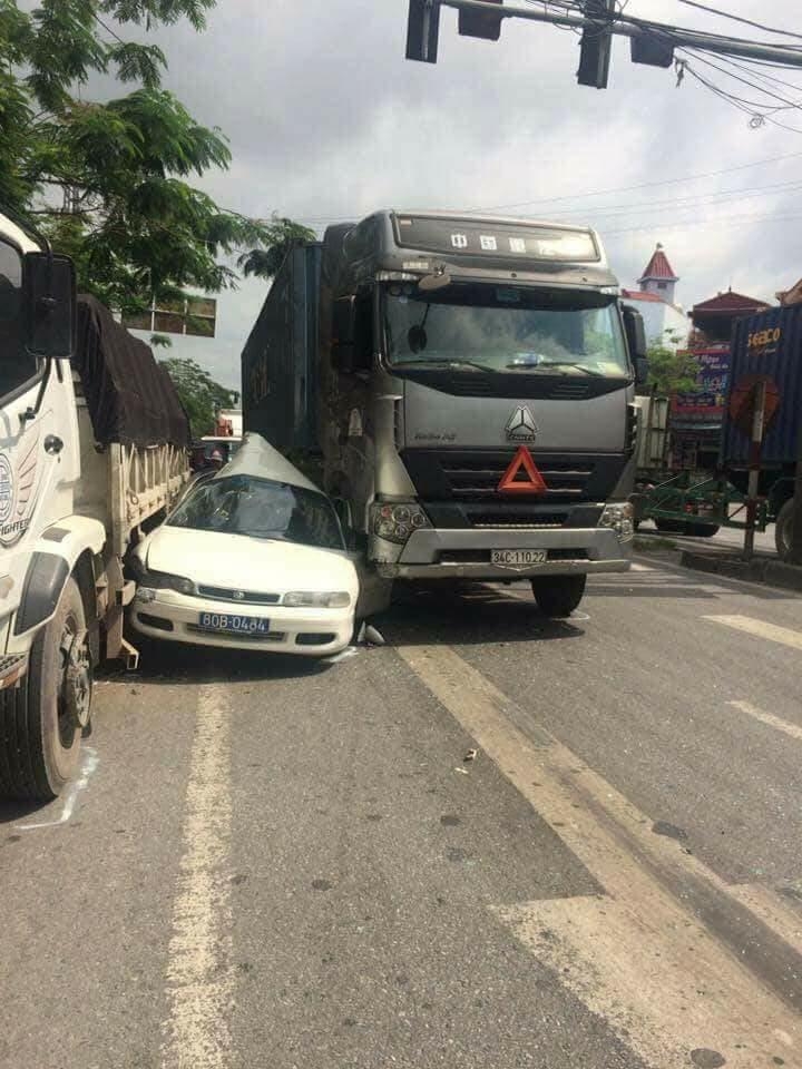 hai phong o to bien xanh bi kep nat giua xe container va xe tai