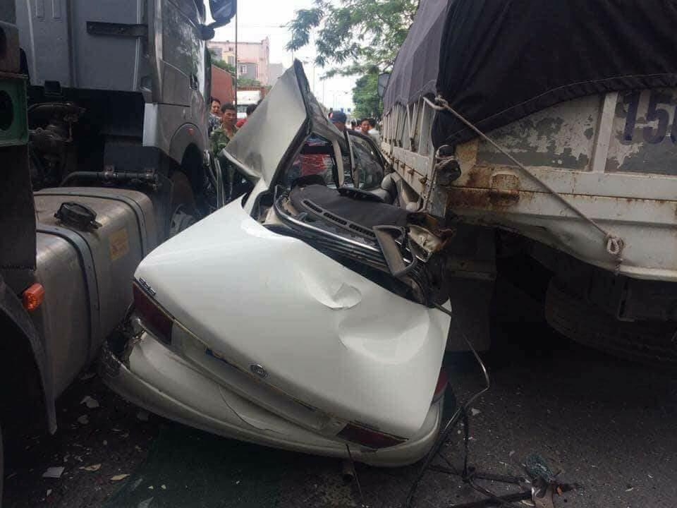 hai phong o to bien xanh bi kep nat giua xe container va xe tai
