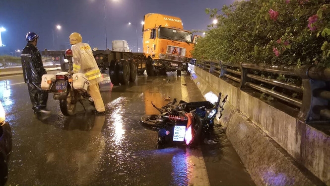 hai vu tai nan lien tiep tren xa lo ha noi trong dem mua to