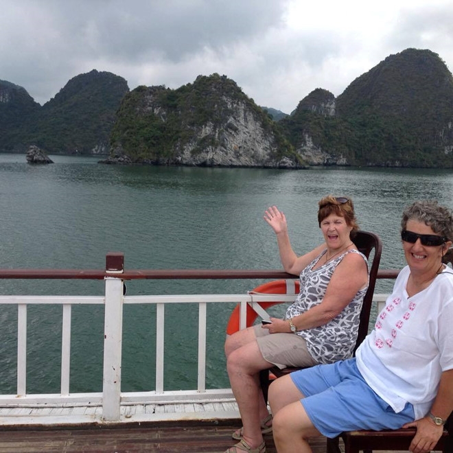 mua ve du lich vinh ha long du khach uc bi lua len tau kem chat luong tham quan cat ba