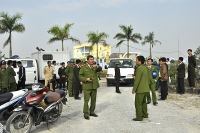 ha noi nhom con do tan cong nha dan giua ban ngay