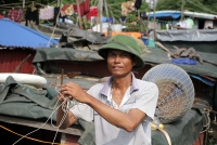 bat nghi pham chem vo roi xuong song roi goi con ve vot xac
