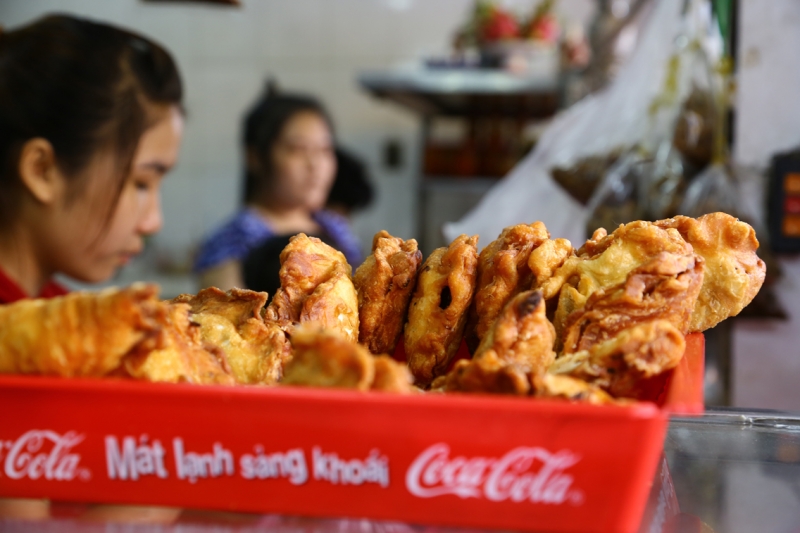 com chay dat khach ngay le vu lan