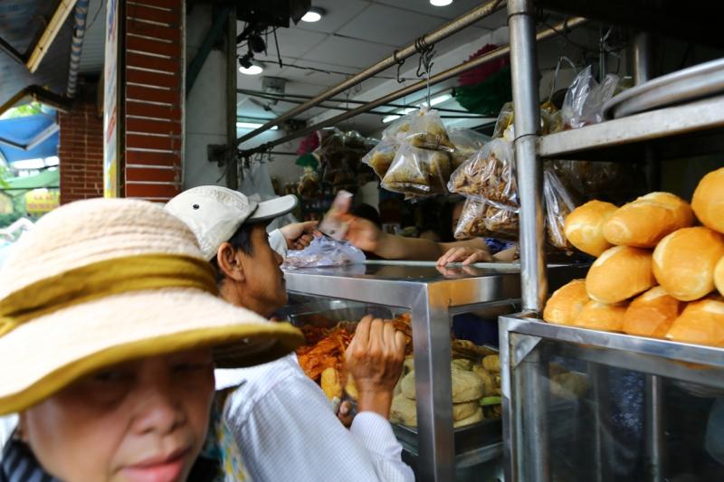 com chay dat khach ngay le vu lan