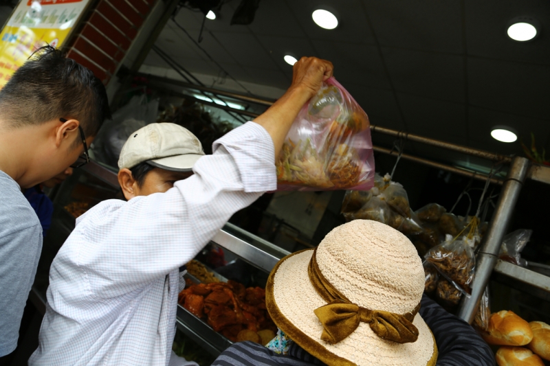 com chay dat khach ngay le vu lan