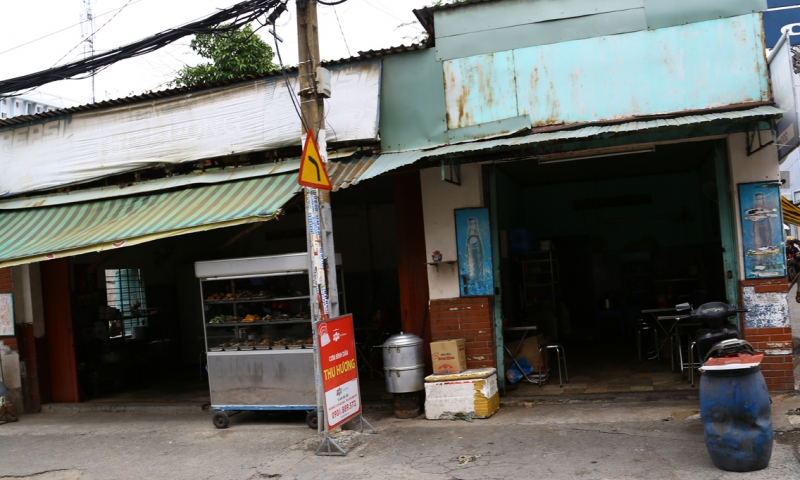 com chay dat khach ngay le vu lan