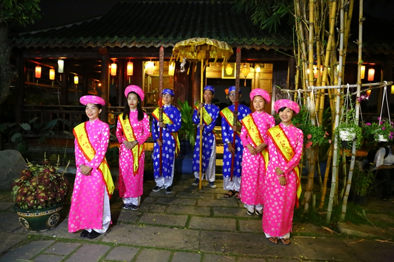 le hoi den hoa dang lung linh trong dem ram thang 7