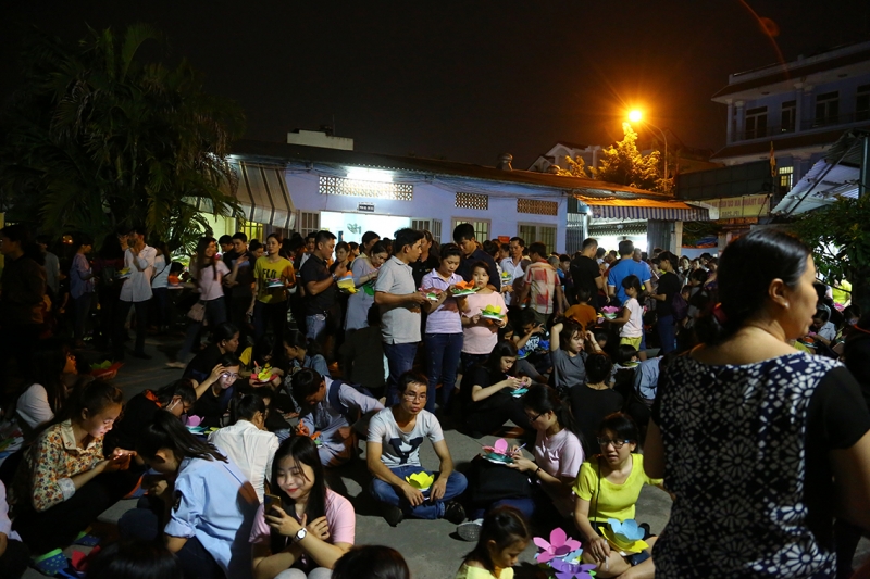 le hoi den hoa dang lung linh trong dem ram thang 7