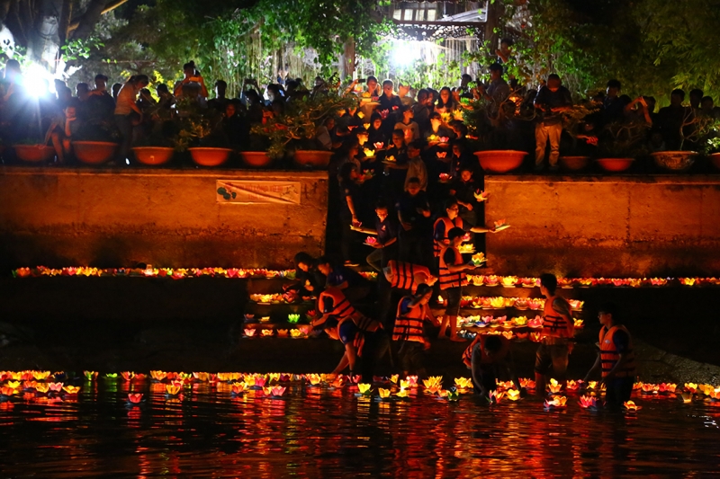 le hoi den hoa dang lung linh trong dem ram thang 7