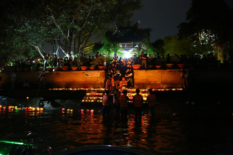le hoi den hoa dang lung linh trong dem ram thang 7