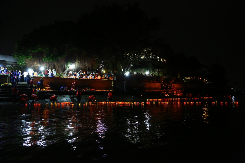 le hoi den hoa dang lung linh trong dem ram thang 7