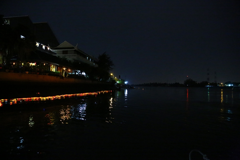 le hoi den hoa dang lung linh trong dem ram thang 7